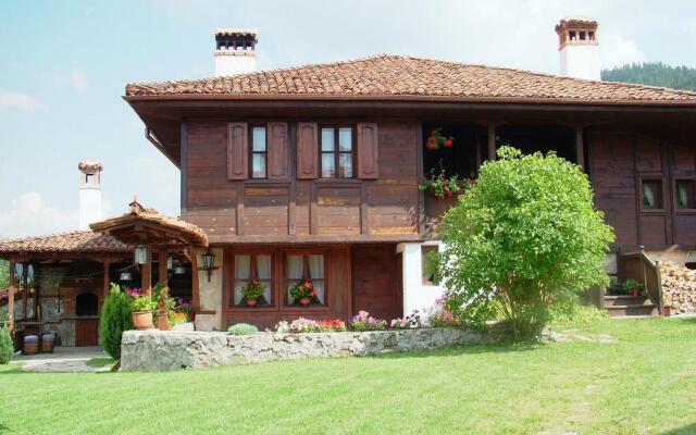 Отель Hadji Neikovi Guest Houses вид на фасад