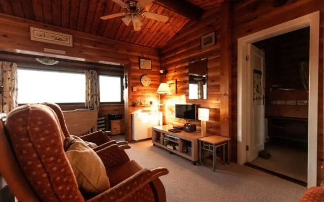 Two Bed Log Cabin in the Mountains