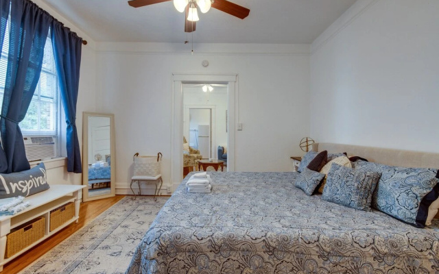 Walkable Savannah Escape in Historic District!