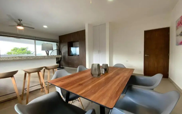 Luxury Condo 10 min walk from the Beach