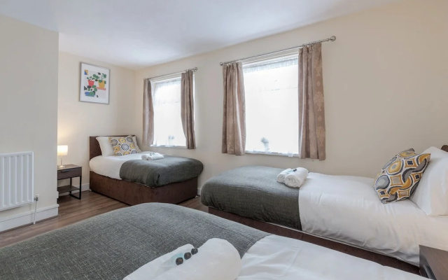 2-bed House - Sleeps 7 & Free Parking