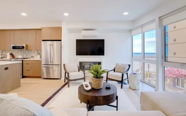 Luxe Seaside Vacation Rental: Walk Downtown!