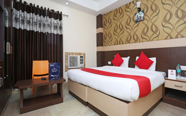OYO Flagship 12177 Hotel Crystal Inn