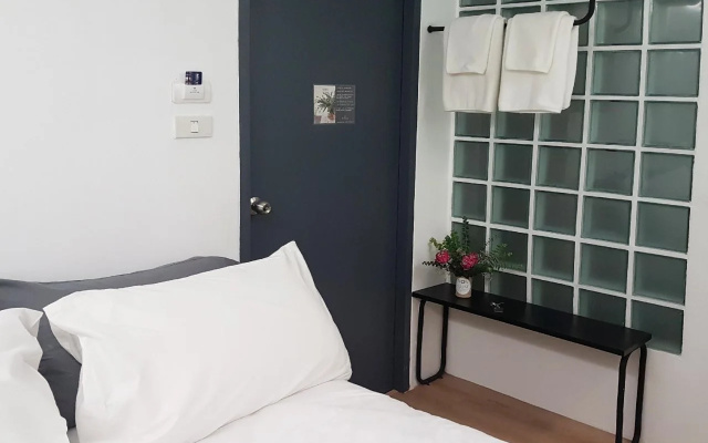 Non Num Poshtel
