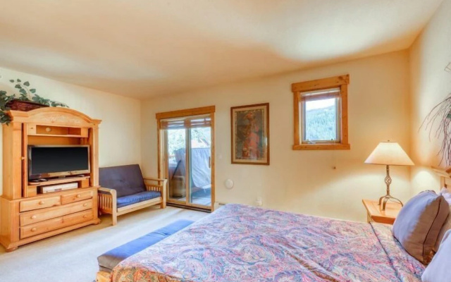 Spacious 4 Bedroom Mountain Vacation Rental With Private Hot Tub and Free Shuttle to Slopes