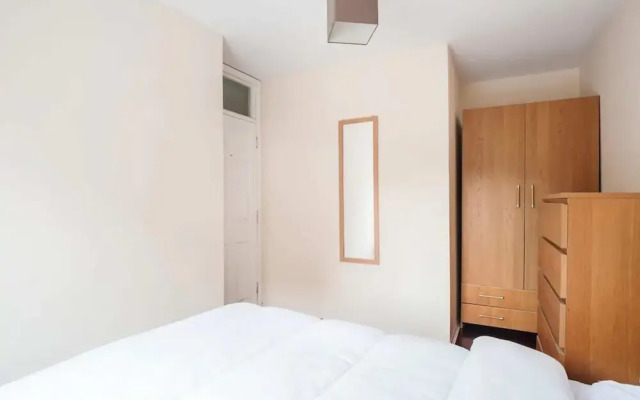 Homely 2 Bedroom House By Canary Wharf