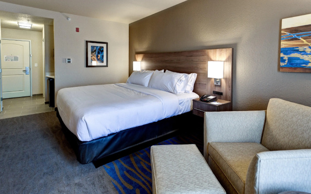 Holiday Inn Express & Suites Manhattan by IHG