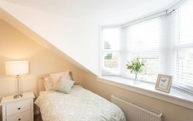 3 Private bedrooms attached to hosts home Free parking