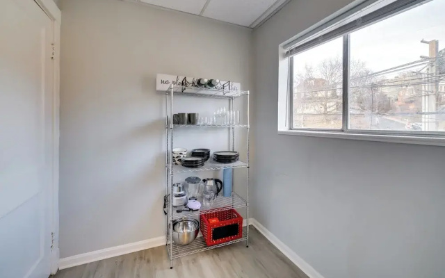 Balcony & Workspace! Apt 5 Mi to Dtwn Pittsburgh