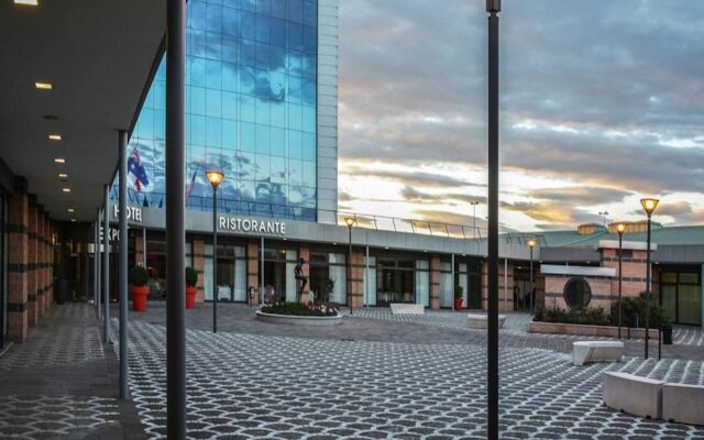 Best Western Plus Hotel Expo вид на фасад