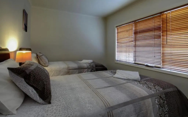 Reardon Place - moments from the family friendly Pea Soup Cove