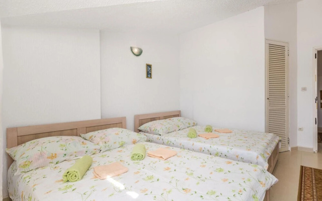 Amazing Home in Stara Novalja With Wifi and 2 Bedrooms