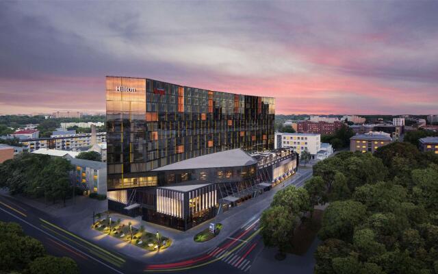 Отель Hilton Tallinn Park вид на фасад