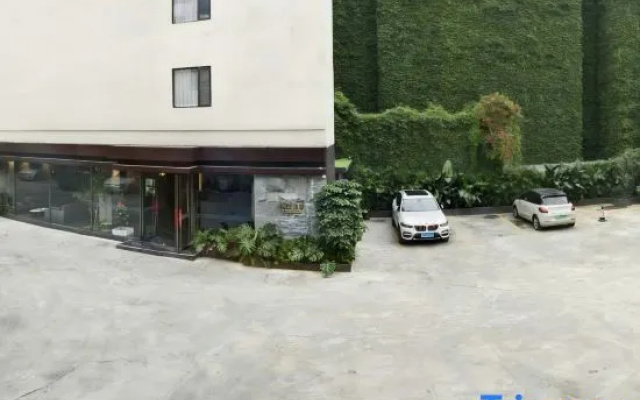 Longjiang Yishe Hotel (Baima Pedestrian Street)