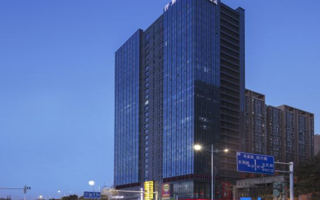 QIANNA HOTEL(Zhongyuan International Expo Center Fenghuangtai Subway Station)
