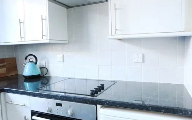 Newly Renovated 1 Bedroom Flat - Sleeps 4