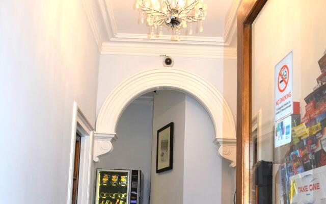 Charlies Hotel вид на фасад