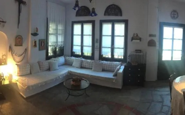 Villa Valia: Traditional Luxurious Residence