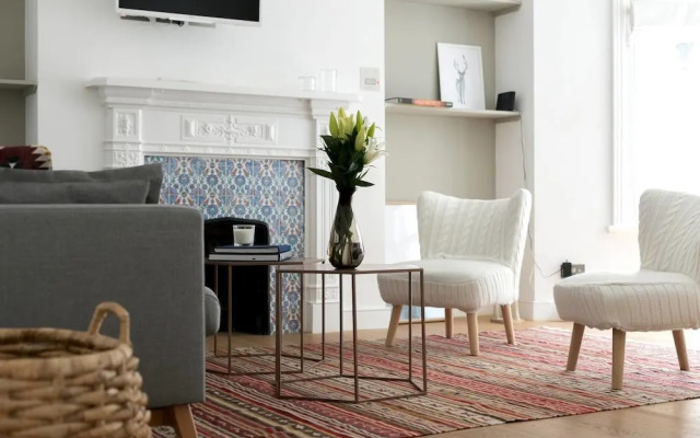 Beautiful 2BR Home in West Kensington, 6 Guests