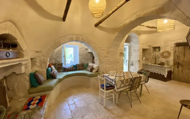 Ecletic garden trullo for 4 near Alberobello