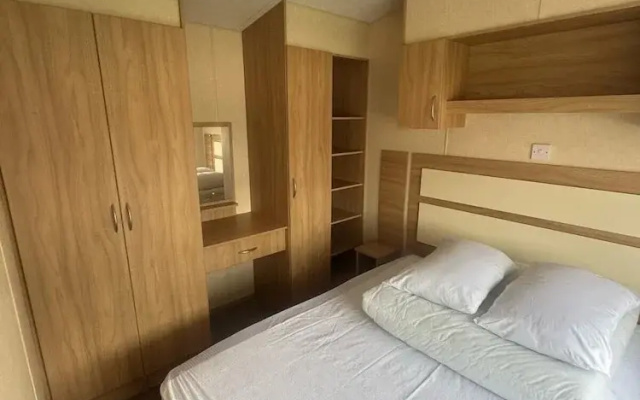3 Bed Caravan - Sleeps 8 - Pets - Parking