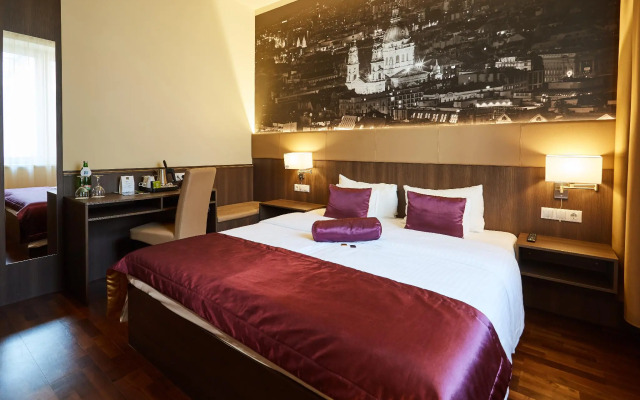 12 Revay Hotel