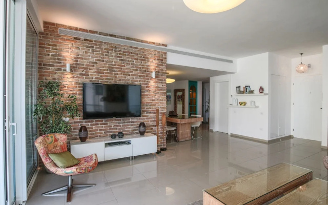 High Standard Seaside Apartment w/ Parking