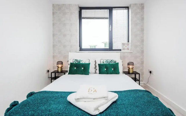 Basildon - 2-bed - Sleeps 5 - Near Train Station