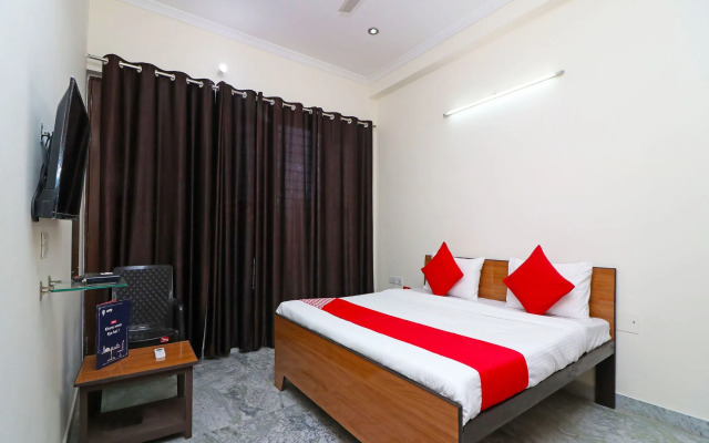 OYO 15736 Little Residency