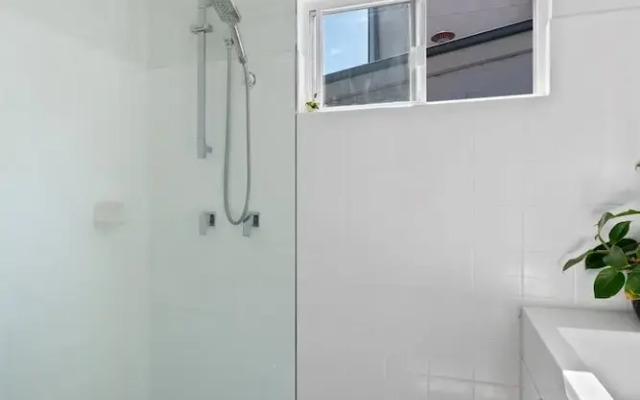 Peaceful 2 Bedroom With Private Backyard and BBQ