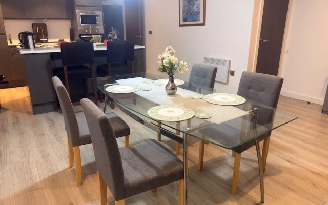 New Apartment - Sleeps 4 - Parking - City Centre