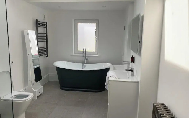 House - Sleeps 14 - Pets Ok - Parking - Garden