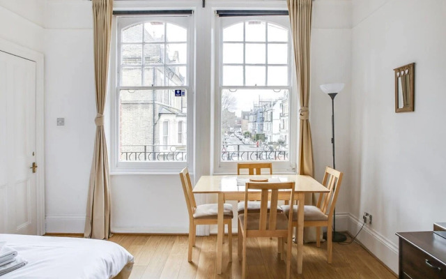 Bright 2 Bed in West Kensington W/balcony