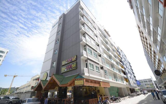 Expat Hotel Patong Center вид на фасад