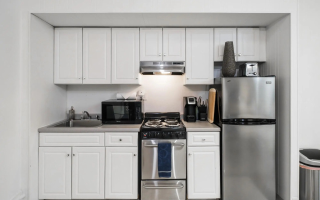 Beautiful Studio + Train | Theatre District | Evonify