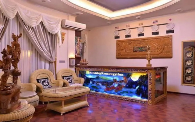 Mandalay Kandawgyi Inn