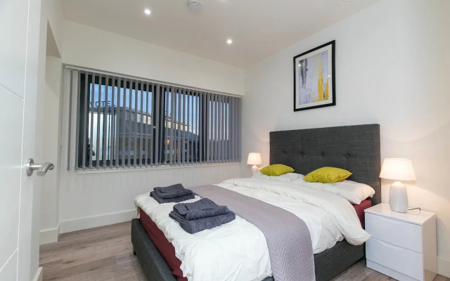 Deluxe Heathrow Apartments & Parking