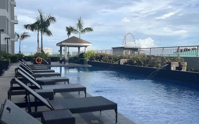 Luxury Bay Condo Near MOA With Balcony Free Wi-fi