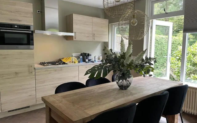Comfortabel tot rust komen in het Veluwse bos