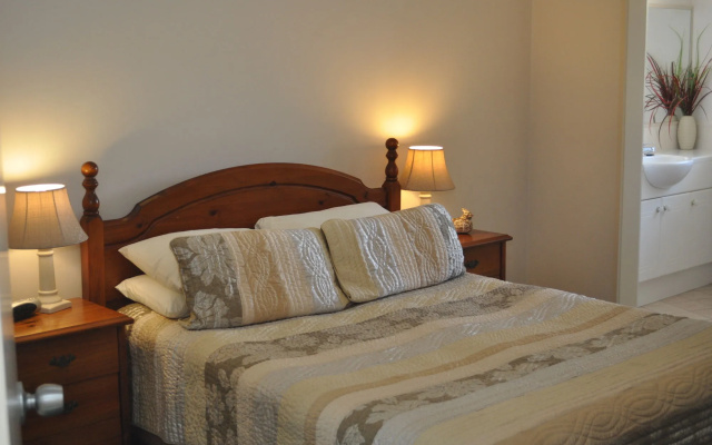 Black Dolphin Motel Apartments