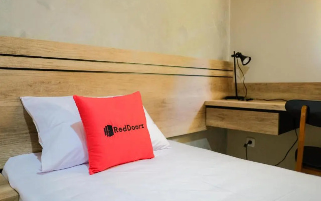 RedDoorz  near Trans Studio Mall Cibubur 3