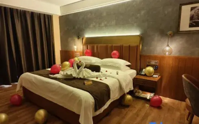 Zhuoyue Hotel (Tacheng Zhuoyue Parkson Shopping Park)