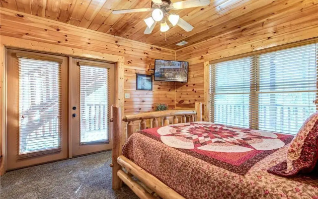 Hemlock Inn - Eight Bedroom Cabin