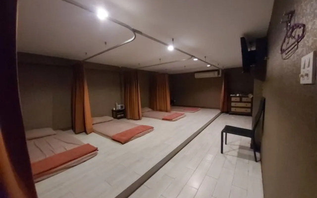 OYO 75382 Chonburi Hotel