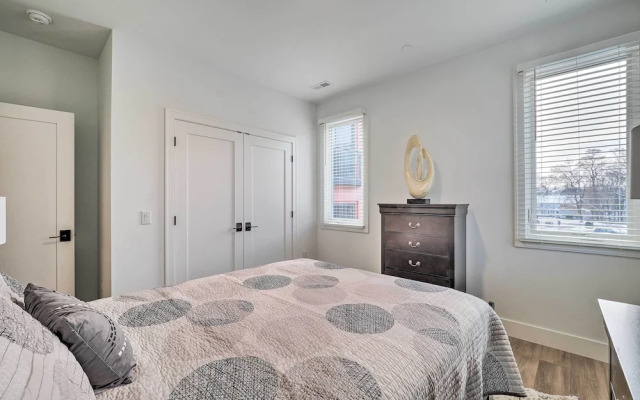Downtown Traverse City Condo: 32 Mi to Ski Slopes!