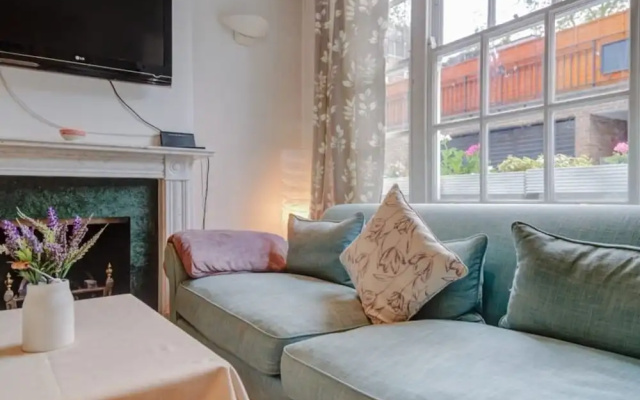 Stanhope Mews Apartment