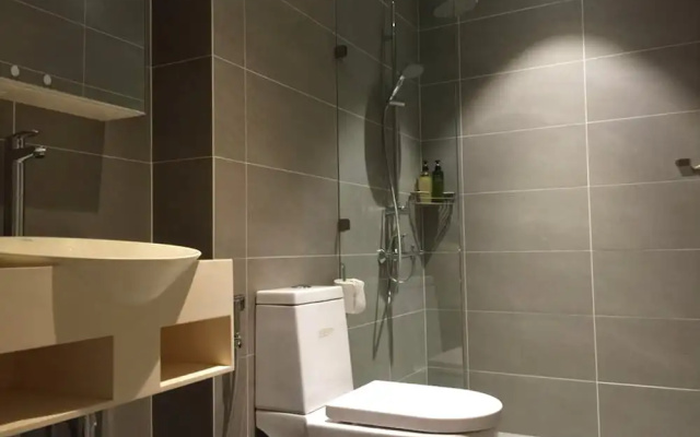 Modern Downtown Oasis Aloha Suite
