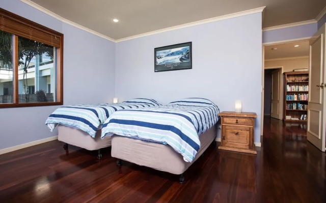 Tura Beach House On Pacific Way