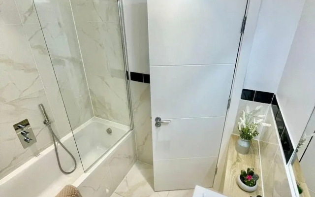 3 Bed Flat - Sleeps 6 - Parking - Wifi
