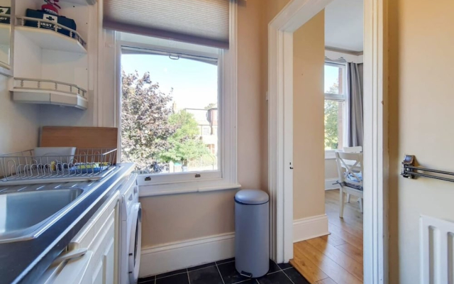 Apartment w Workspace in Ealing